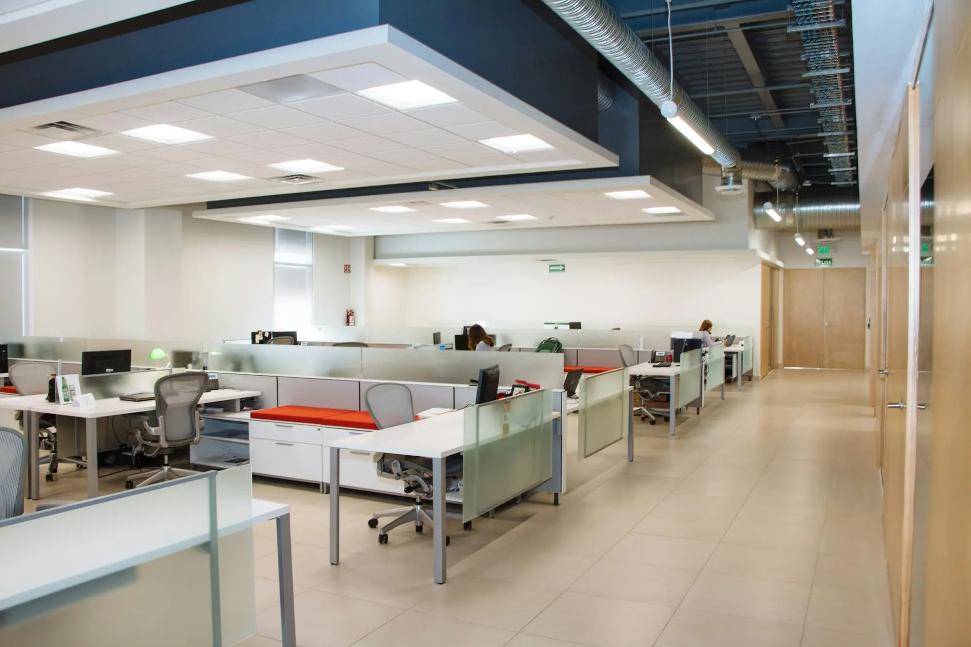 Aufgeräumtes Büro mit sauberen Arbeitsplätzen