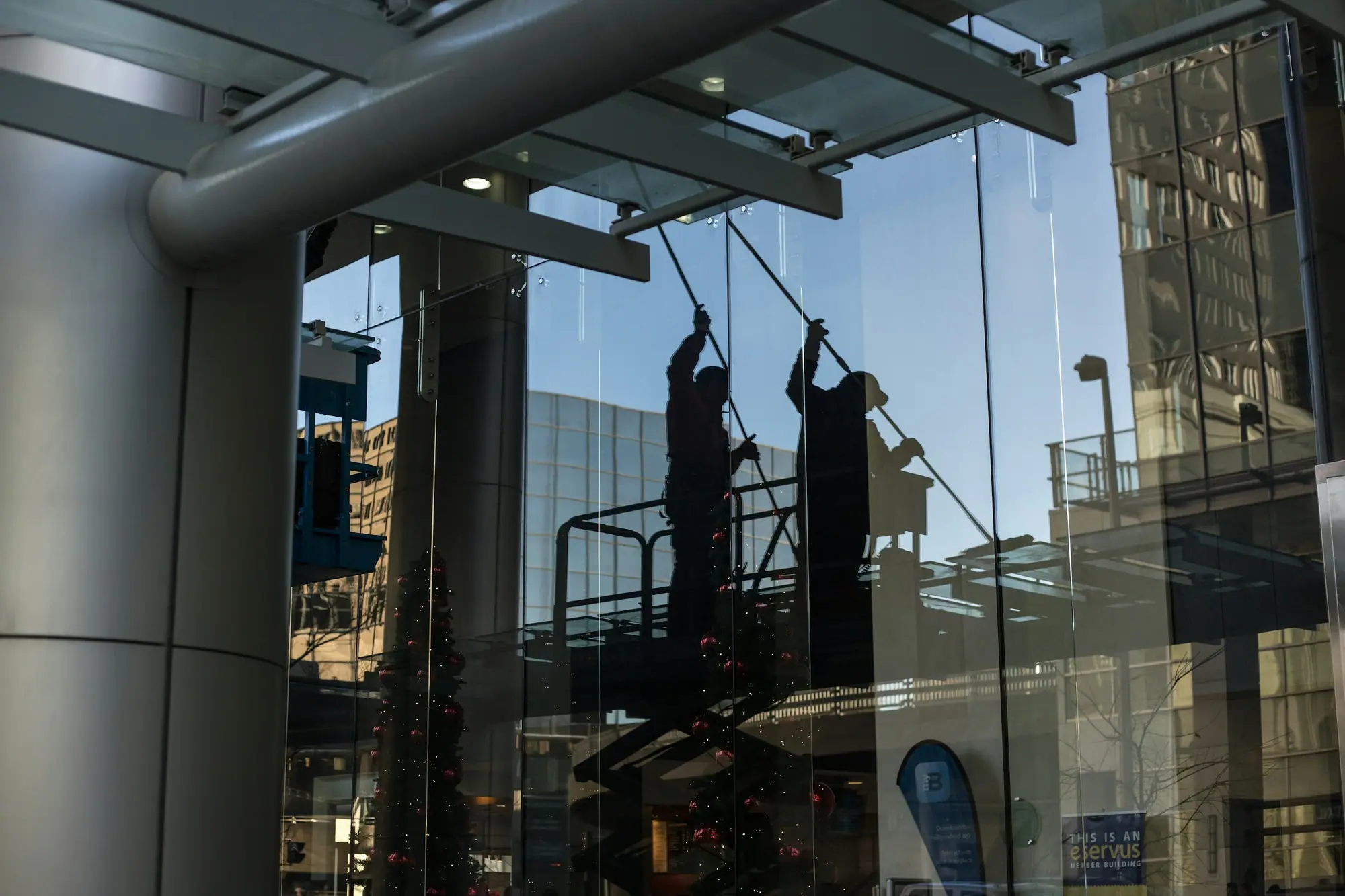 Grosse Glasfläche an einem Gebäude nach der Reinigung