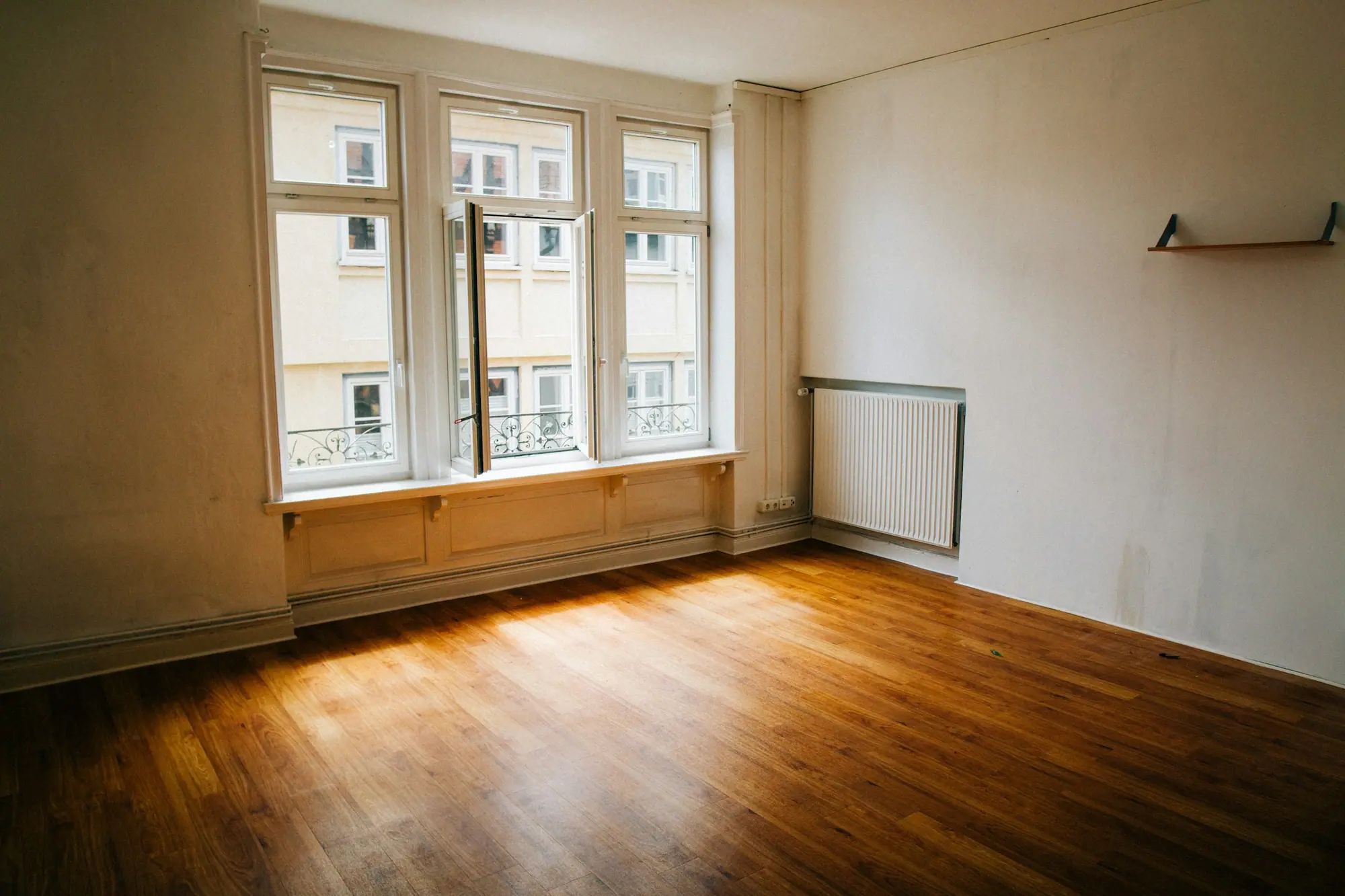Helle, leere Wohnung mit frisch gereinigtem Parkettboden